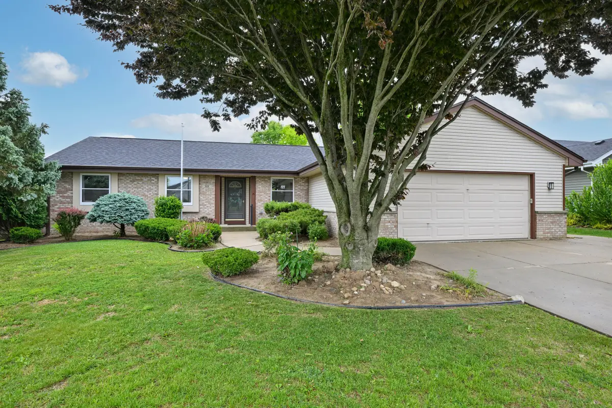 925 E Fitzsimmons Rd, Oak Creek, WI 53154 - #1
