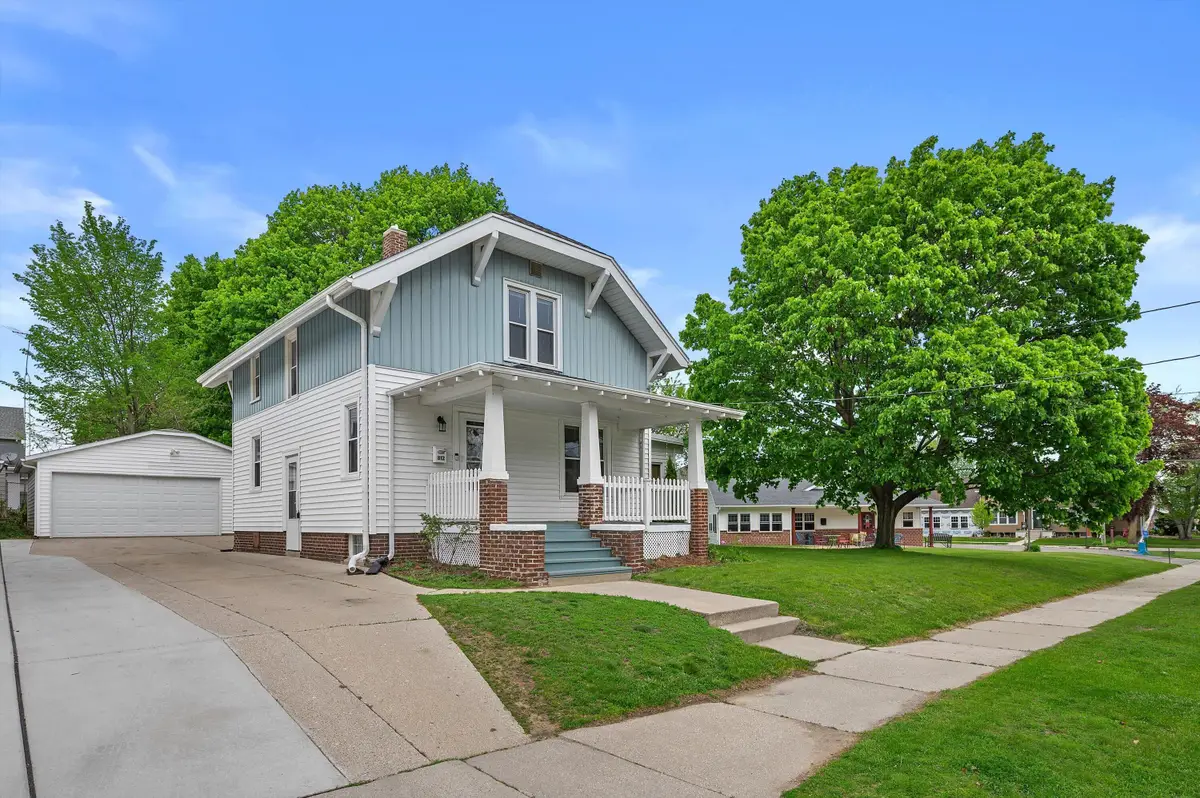 812 New York Ave, Manitowoc, WI 54220 - #1