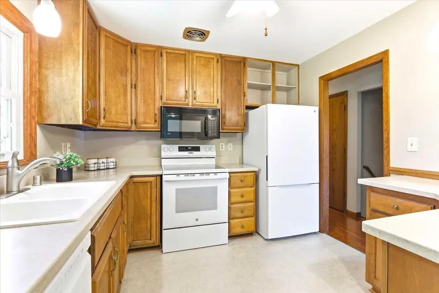 1614 Monroe St, Onalaska, WI 54650 - #3