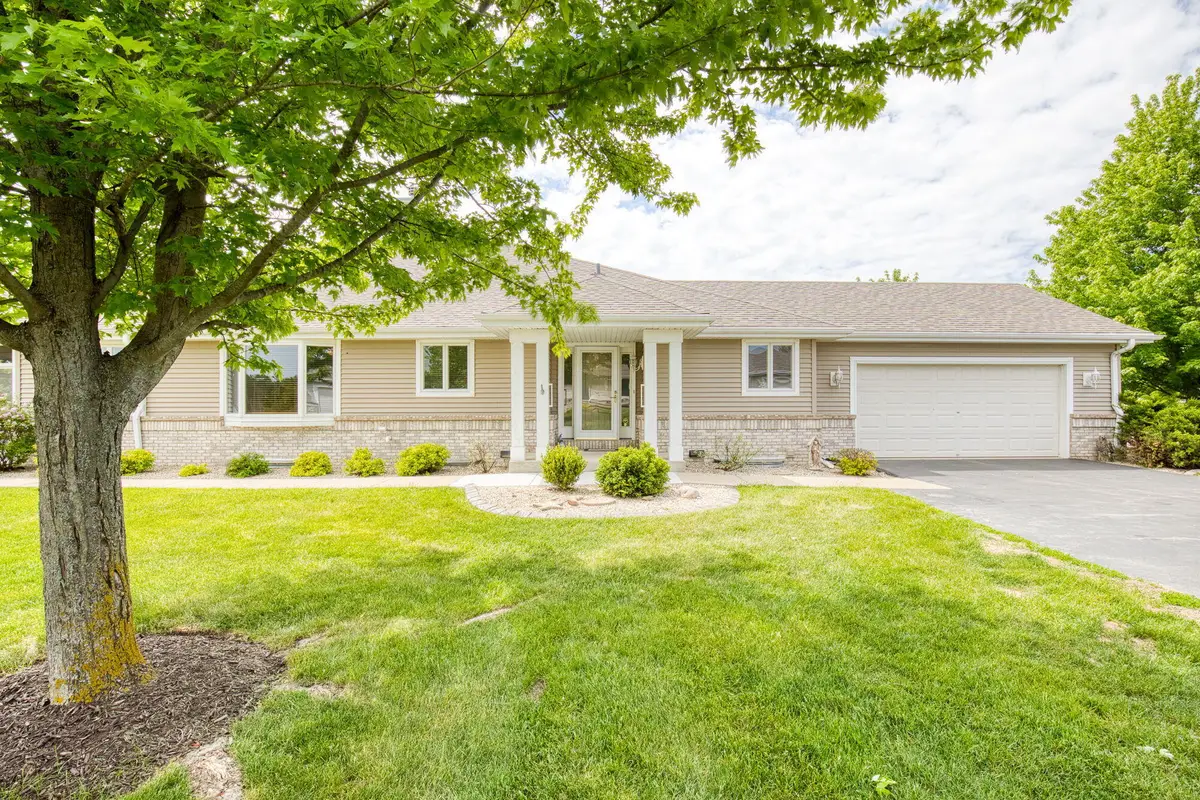 W173N7932 Bluejay Ct, Menomonee Falls, WI 53051 - #1