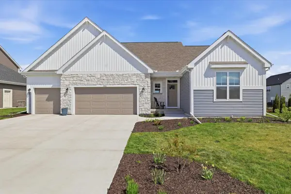1242 Green Tree Dr, Oconomowoc, WI 53066