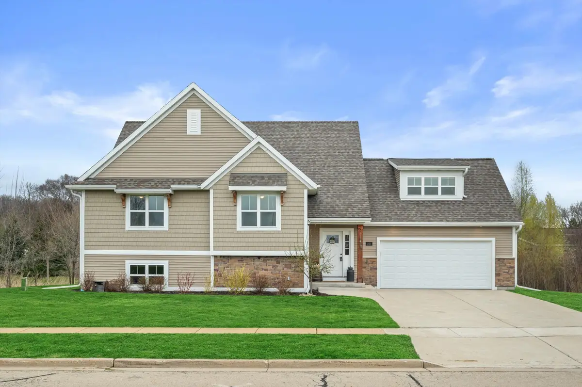 261 Cardinal Dr, Sullivan, WI 53178 - #1