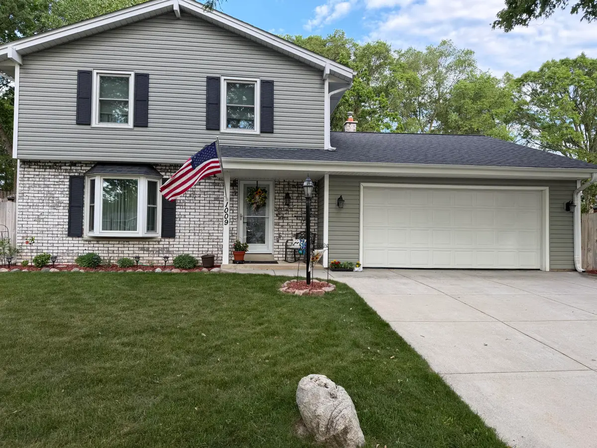 1009 Canterbury Ln, Waukesha, WI 53188 - #1