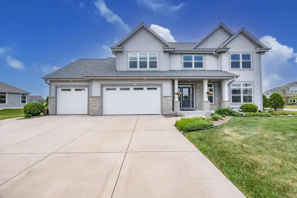1480 Prairie Creek Blvd, Oconomowoc, WI 53066
