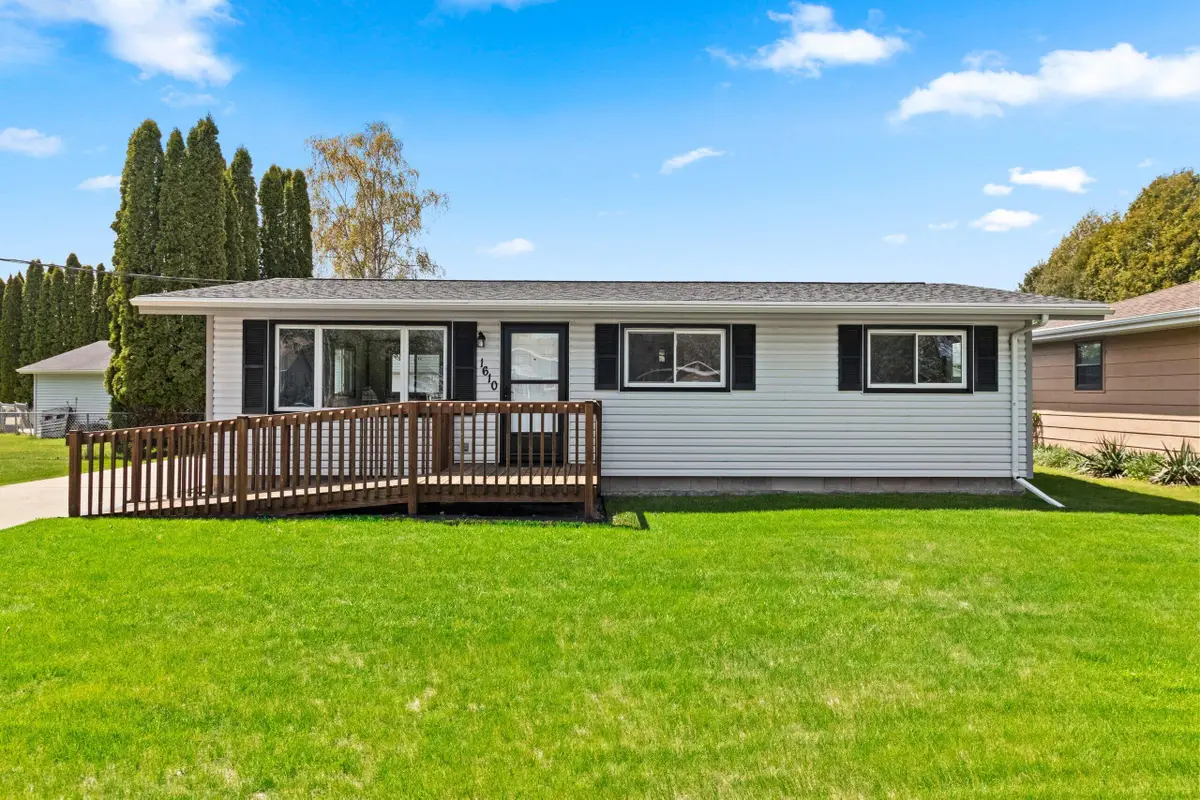 1610 Holly Dr, Manitowoc, WI 54220 - #1