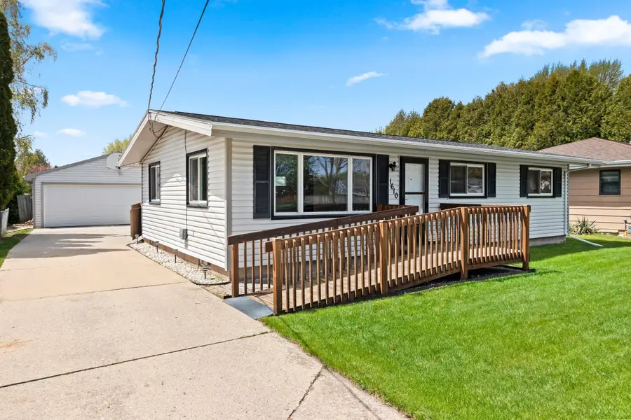 1610 Holly Dr, Manitowoc, WI 54220 - #2