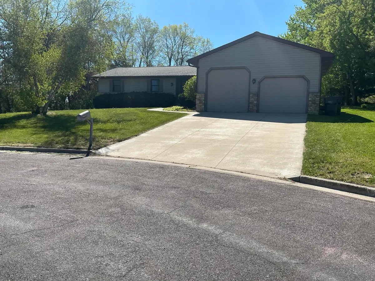 201 Pauquette Dr, Poynette, WI 53955 - #1