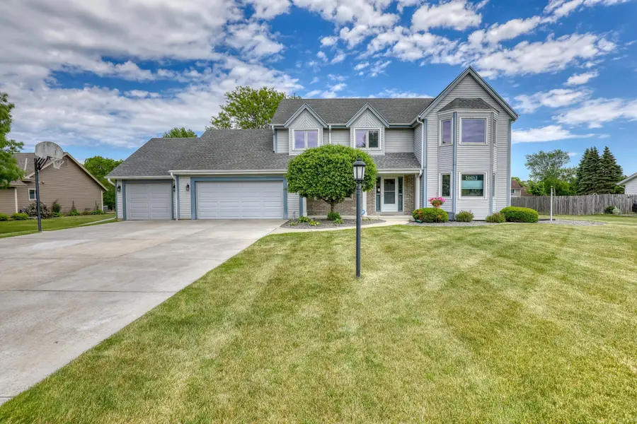 W146N6234 Wigwam Dr, Menomonee Falls, WI 53051 - #2