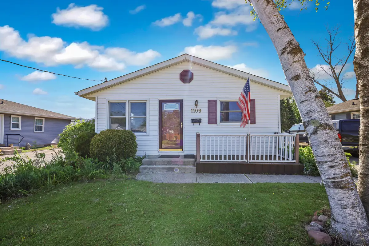 1109 S 36th St, Manitowoc, WI 54220 - #1