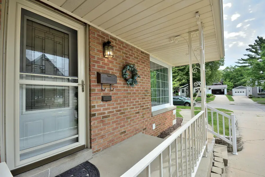 122 N Maple Ter, Oconomowoc, WI 53072 - #3
