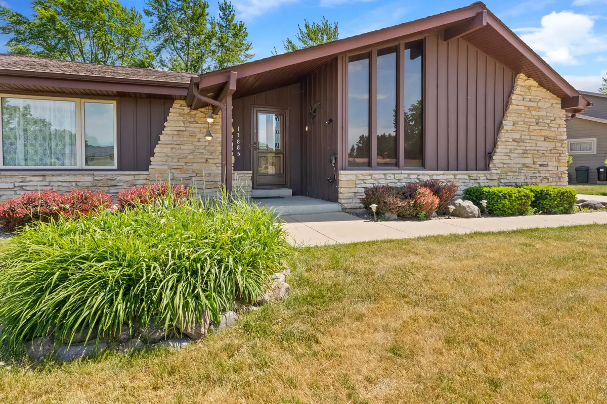 13885 W Crawford Dr, New Berlin, WI 53151 - #1
