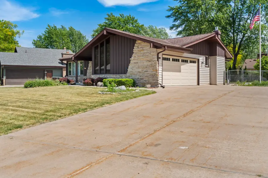 13885 W Crawford Dr, New Berlin, WI 53151 - #2