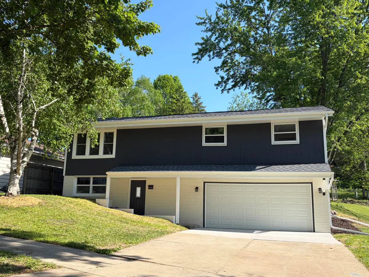 1717 Sunset Ridge Dr W, West Bend, WI 53090 - #1