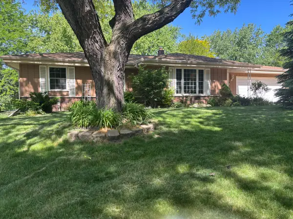 506 Cheyenne Dr, Waukesha, WI 53188