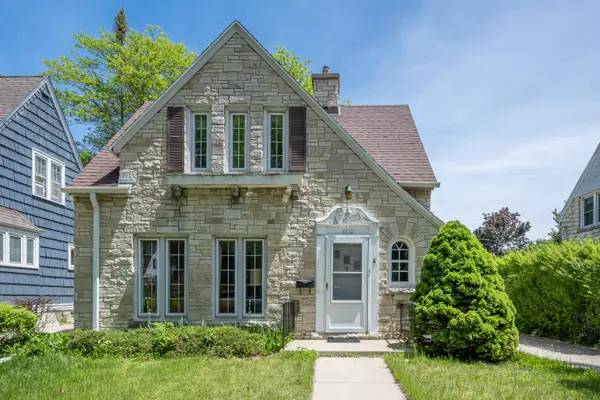 5516 N Lydell Ave, Whitefish Bay, WI 53217