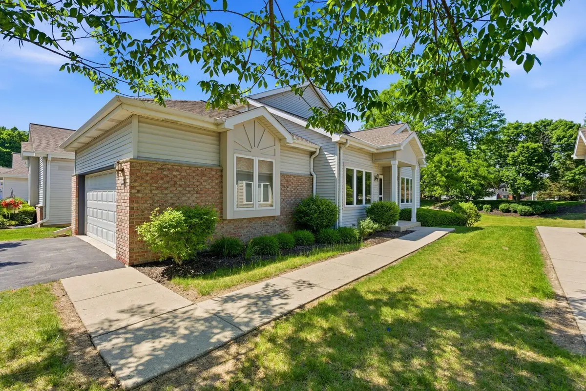 4650 S Forest Point Blvd, New Berlin, WI 53151 - #1