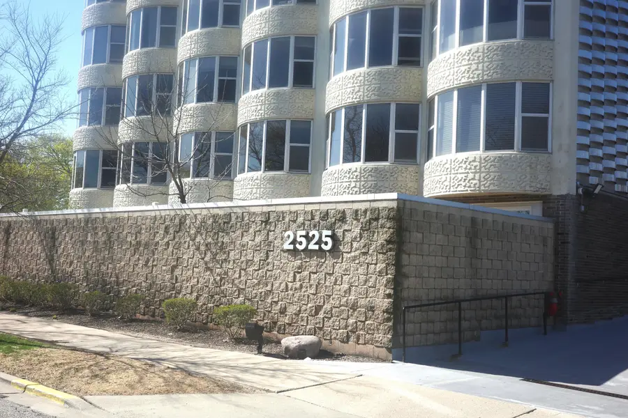 2525 S Shore Dr, Milwaukee, WI 53207 - #2