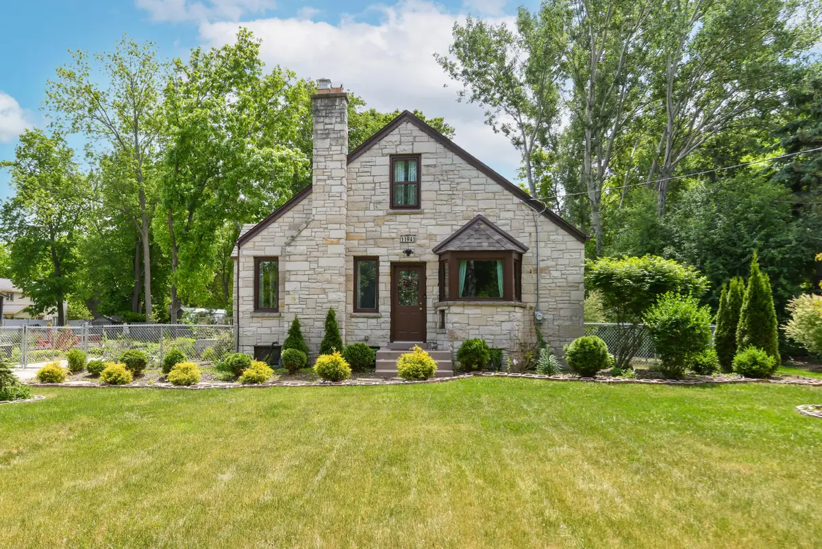 11941 W Howard Ave, Greenfield, WI 53228 - #1