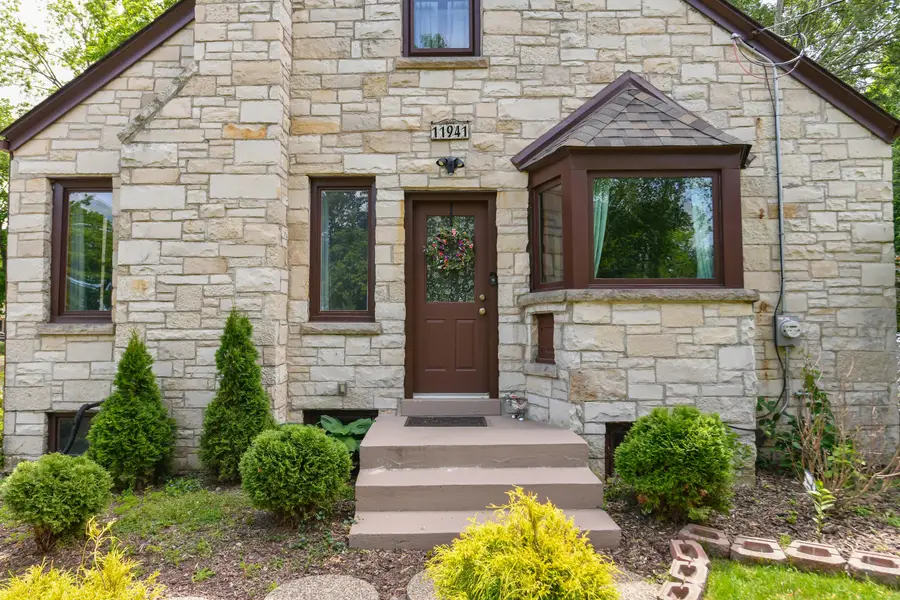 11941 W Howard Ave, Greenfield, WI 53228 - #2