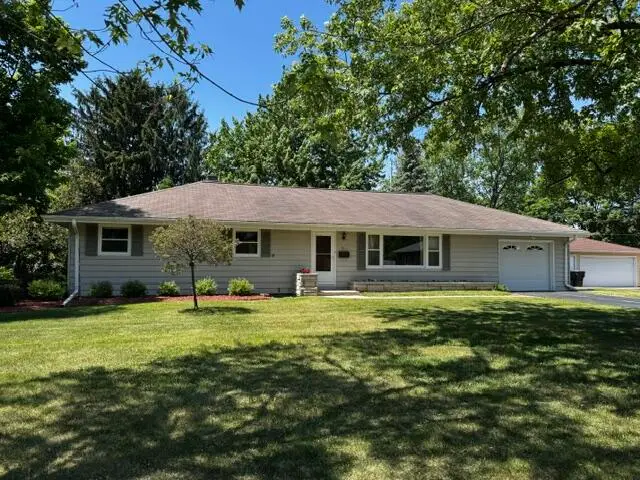 921 Robins Ln, Mukwonago, WI 53149 - #1