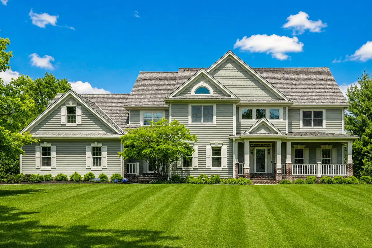 250 E Laurel Cir, Delafield, WI 53018 - #1