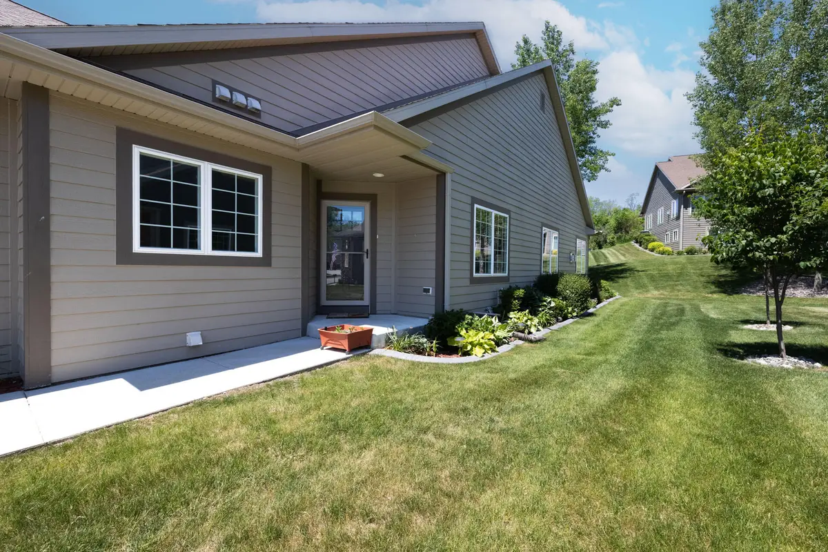 248 Lower Woodford Cir, West Bend, WI 53090 - #1