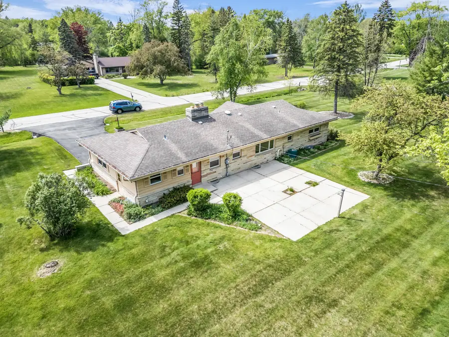 11240 N Valley Dr, Mequon, WI 53092 - #2