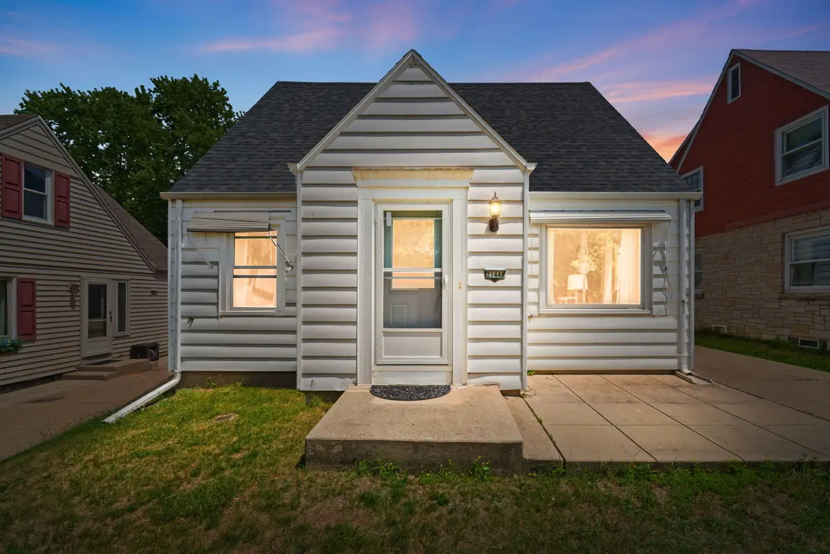 2144 S 98th St, West Allis, WI 53227 - #1