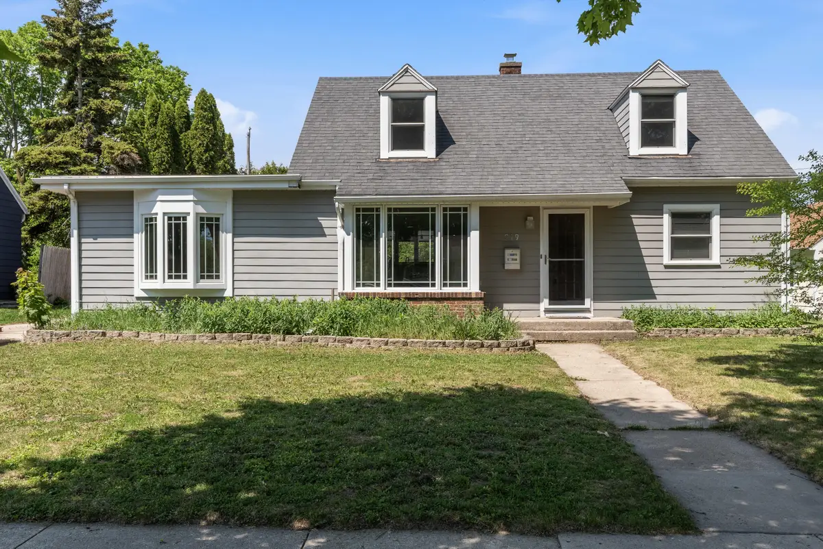 219 Summit Dr, Port Washington, WI 53074 - #1