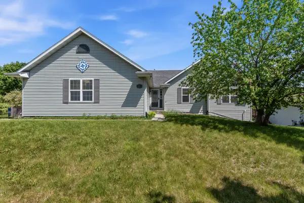 864 Mallinger Dr, Port Washington, WI 53074