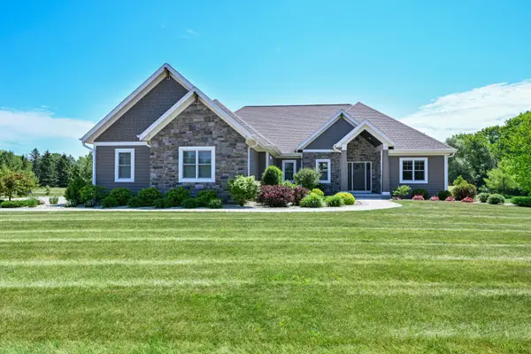 36860 Stillwater Dr, Summit, WI 53066