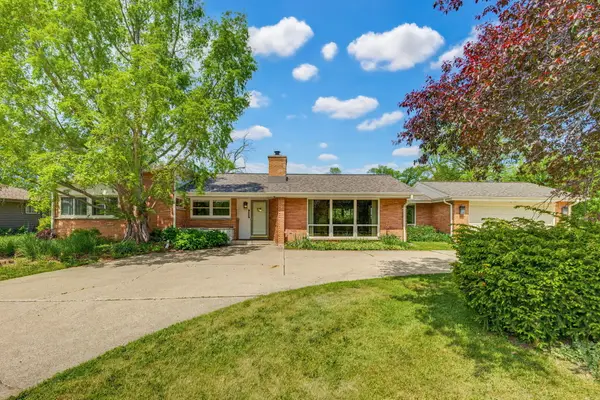 6757 N Santa Monica Blvd, Fox Point, WI 53217