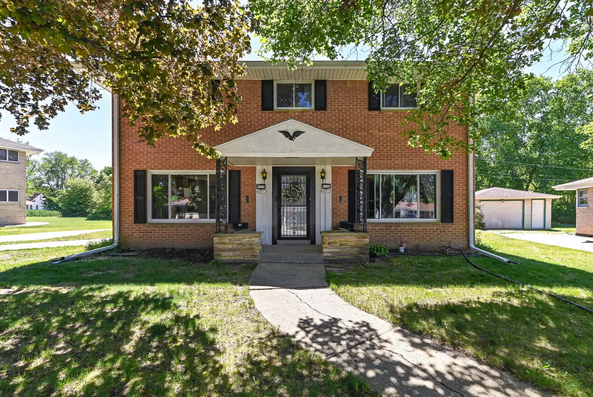 W158N8971 Charles Dr, Menomonee Falls, WI 53051 - #1