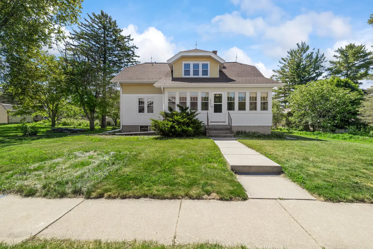 206 Oak St, Slinger, WI 53086 - #1
