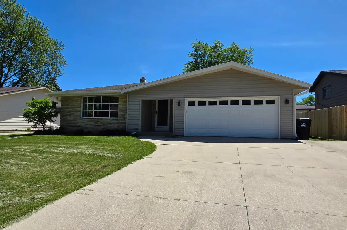 5611 Windward Dr, Racine, WI 53406 - #1