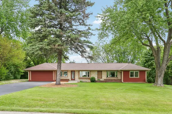 1010 Rolling Green Dr, Brookfield, WI 53186