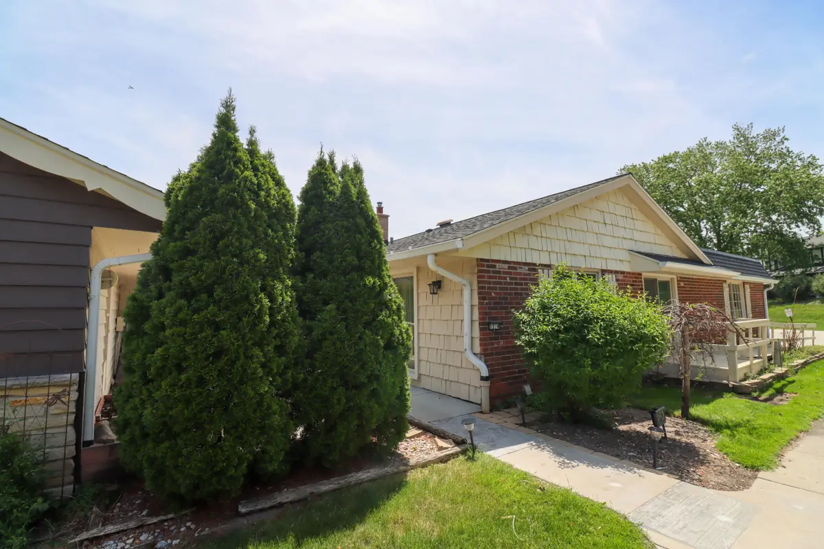 5324 Woodbridge Ln S, Greenfield, WI 53221 - #1