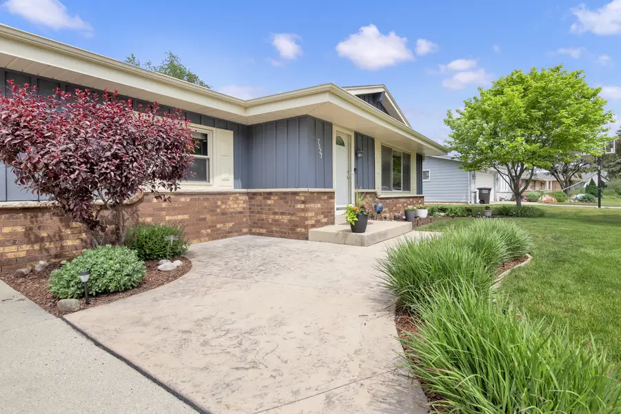 7527 S 73rd St, Franklin, WI 53132 - #3