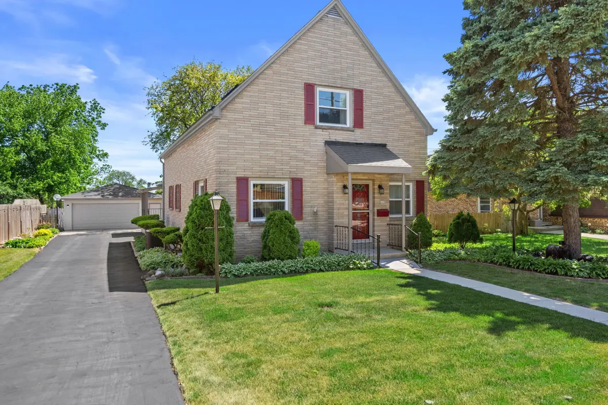 429 E Armour Ave, Milwaukee, WI 53207 - #1