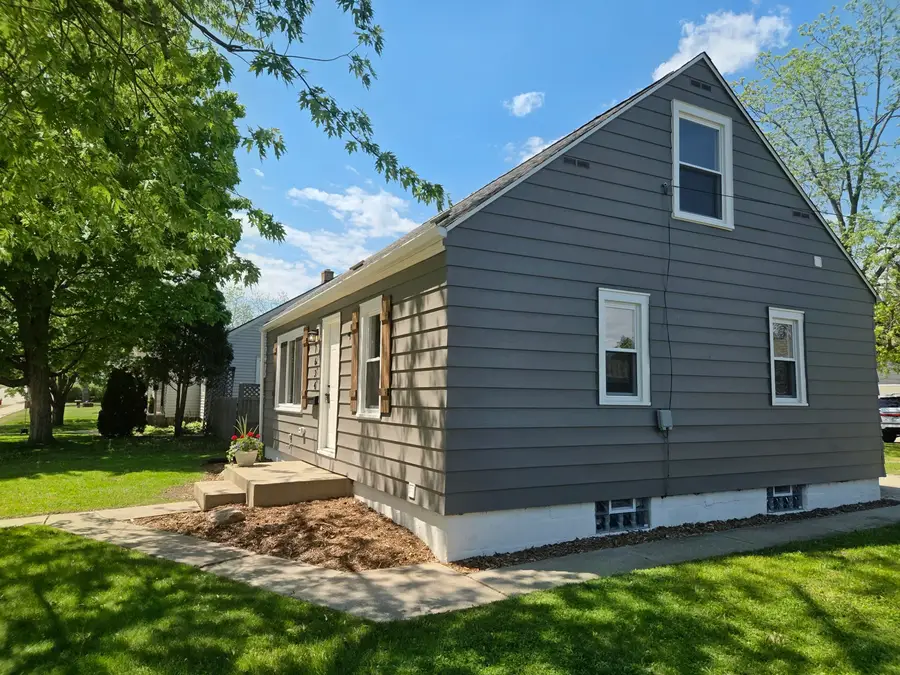 1634 Michigan Ave, South Milwaukee, WI 53172 - #2