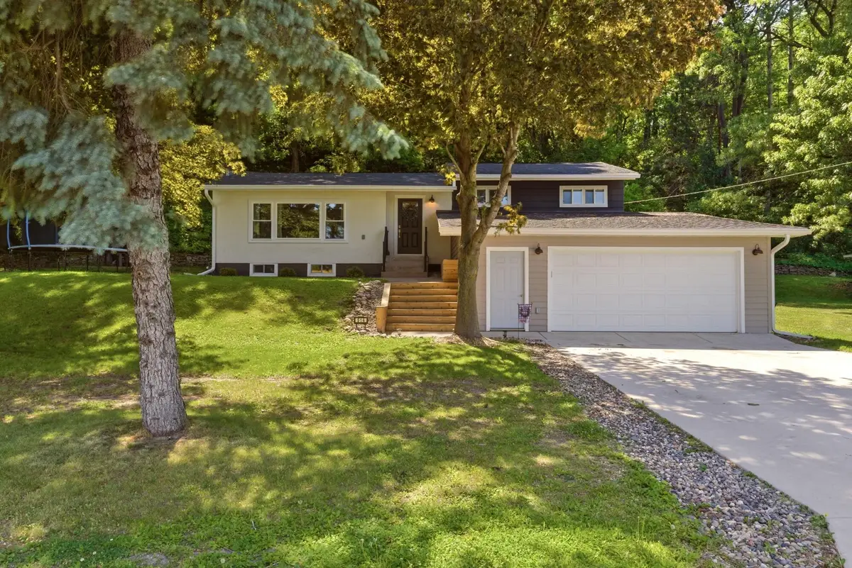 514 Oak Forest Dr, Onalaska, WI 54650 - #1
