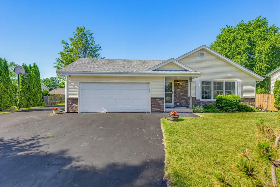 8820 W Travis Ln, Franklin, WI 53132 - #2