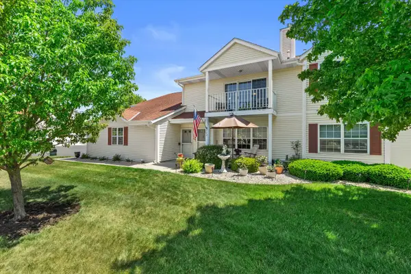 723 Wood River Ct, West Bend, WI 53095