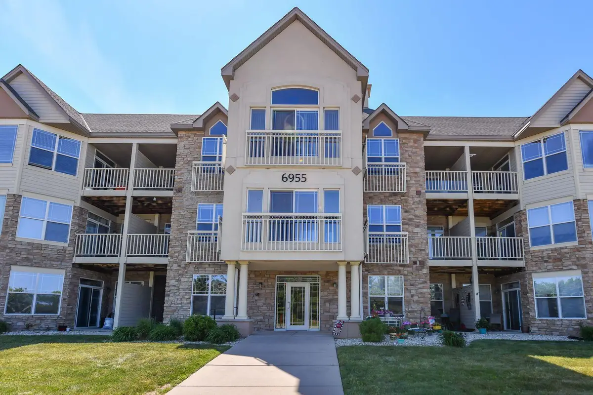 6955 S Riverwood Blvd, Franklin, WI 53132 - #1