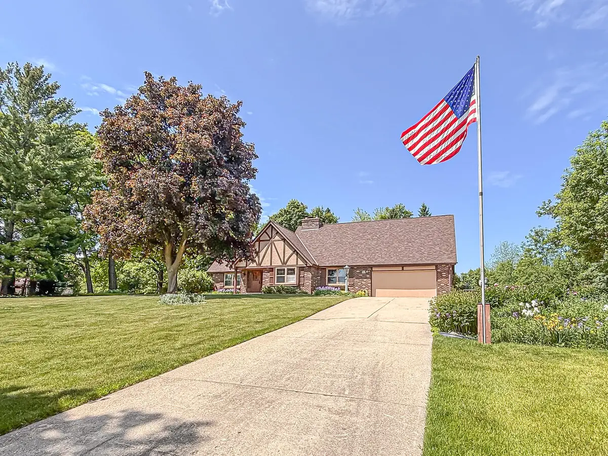 W274N4237 Clara Ct, Pewaukee, WI 53072 - #1