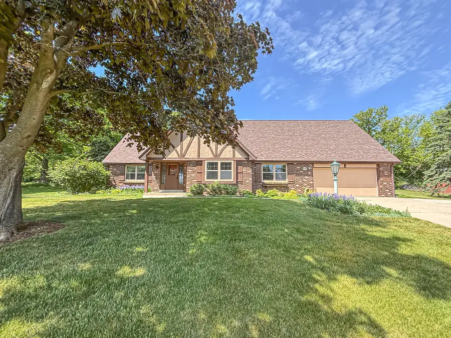 W274N4237 Clara Ct, Pewaukee, WI 53072 - #2