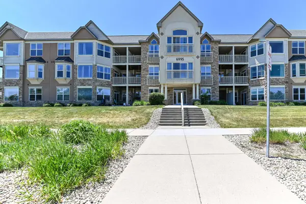 6995 S Riverwood Blvd, Franklin, WI 53132