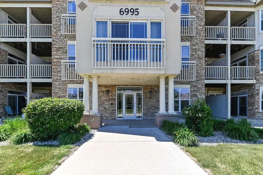 6995 S Riverwood Blvd, Franklin, WI 53132 - #3