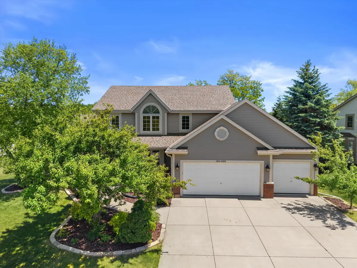 W234N7698 Grey Moss Ct, Sussex, WI 53089 - #1