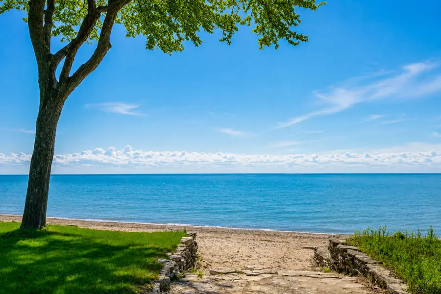 7954 N Beach Dr, Fox Point, WI 53217 - #2